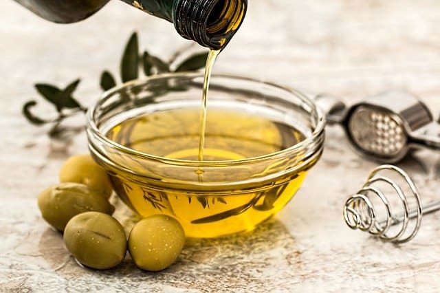 is olive oil good for hair image 1